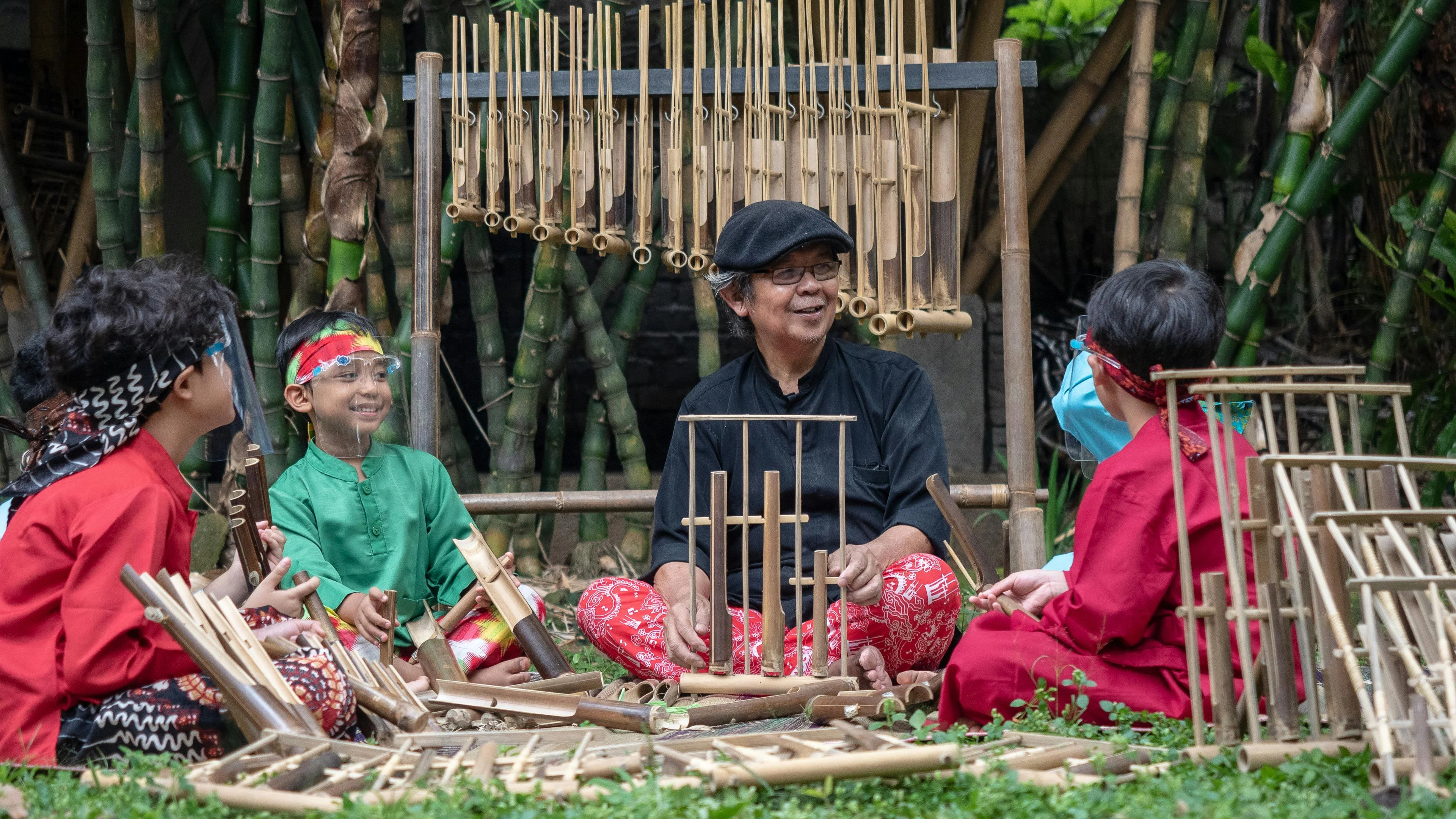 traditional-bamboo-angklung-music-workshop-indonesia